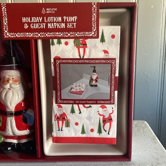 BNIB- 3 Piece Set- Ceramic Santa Soap Pump, 24 Hand Towels & Ceramic Towel Tray - Picture 7 of 16
